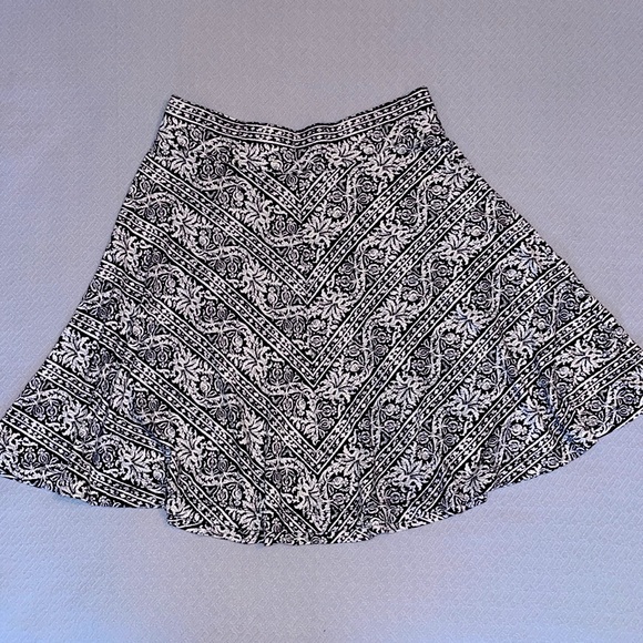 Loft Soft Stretchy Fit and Flare black/white print skirt - Picture 4 of 8